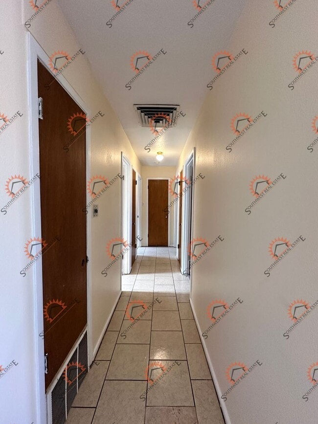 Building Photo - 3 Bed 2 Bath - Close to Clovis High