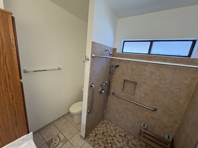 Building Photo - Rita Ranch Vail School District Single story home