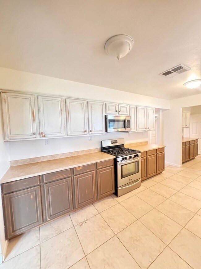 Building Photo - Available Now - Beautiful Ranch-Style Home with Pool