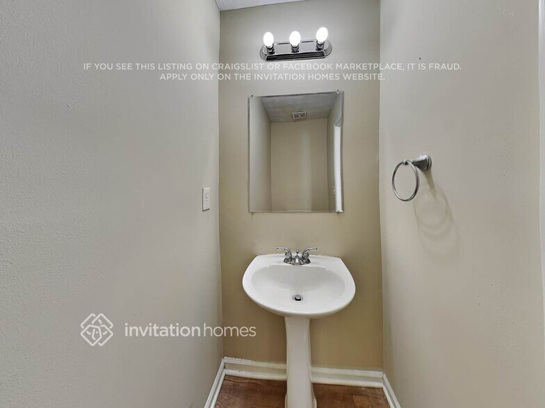 Building Photo - 3925 Riversong Dr NW