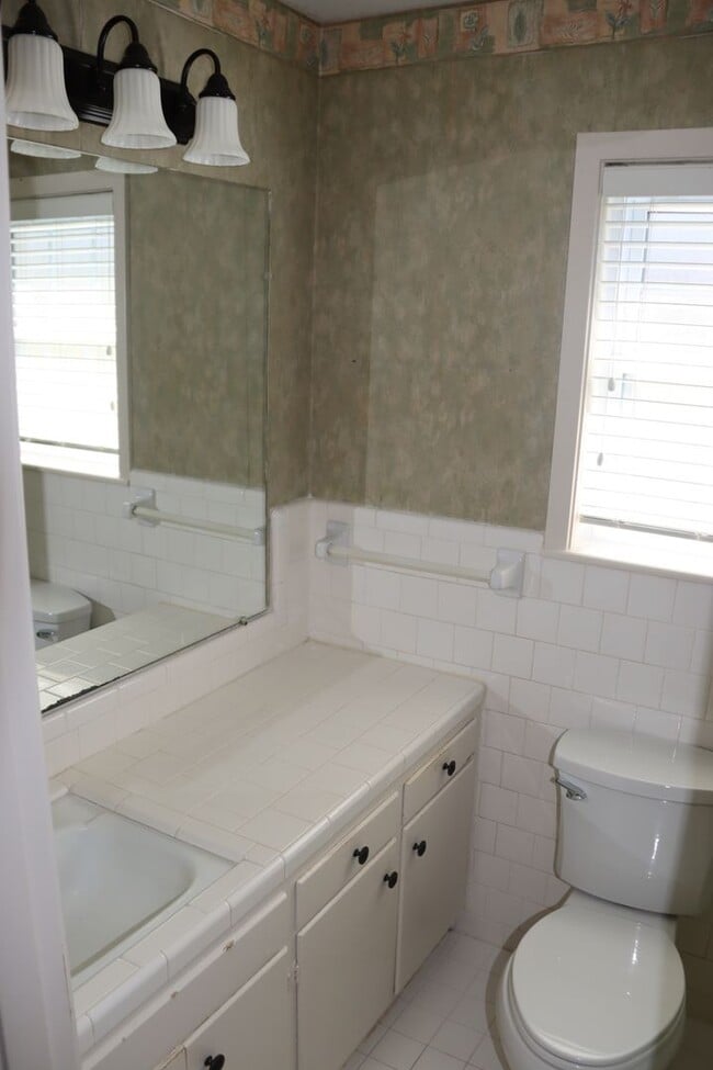 Building Photo - Charming family home in nice neighborhood