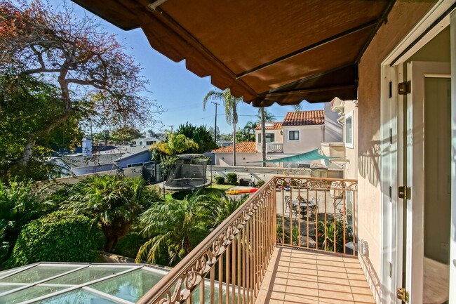 Building Photo - VERY SPACIOUS, BRIGHT & AIRY HOME W/ UNIQU...