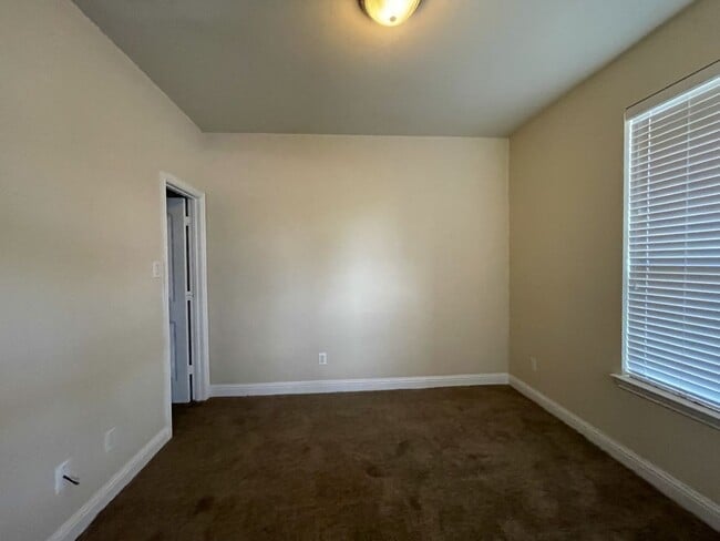 Building Photo - 2650 Venice Dr