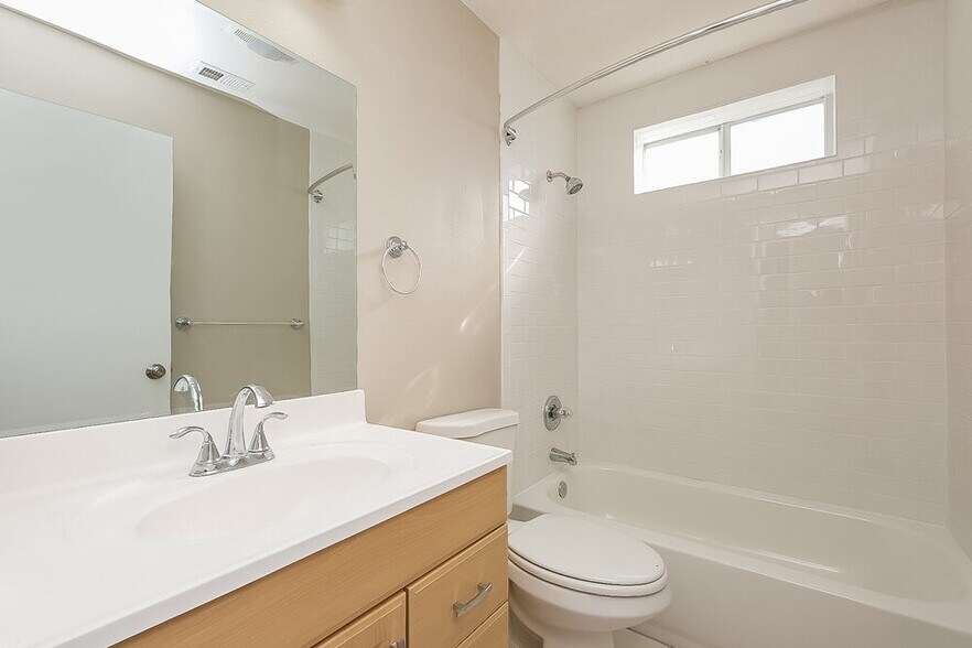 Building Photo - 908 Pine Ridge Cir E