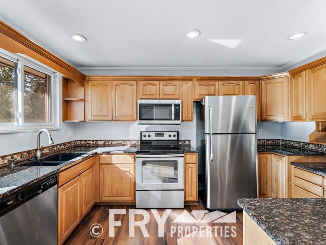 Building Photo - Updated Duplex on Large Lot in Great Location