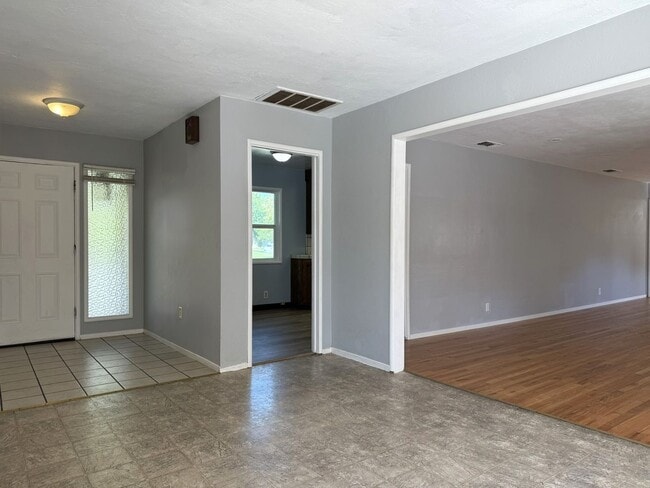 Building Photo - Spacious 2/2 home near shopping