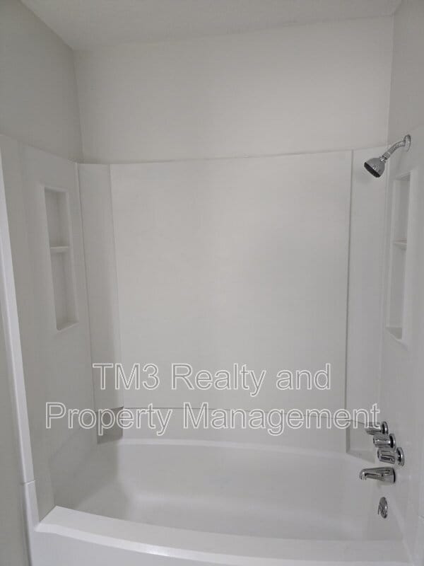 Building Photo - 1602 E Kansas City Rd