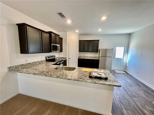 Building Photo - 126 Fox Glen Trl