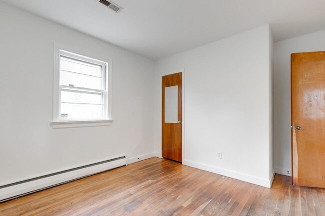 Building Photo - 3 Bedroom & 1.5 Bathroom with Huge Fenced ...