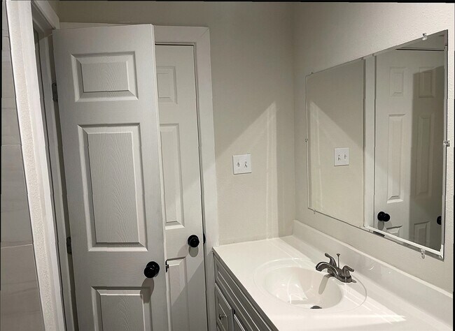 Building Photo - 618 E 40th St