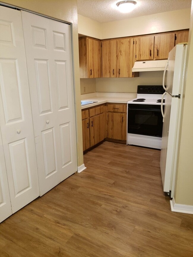 Building Photo - Adorable 2/1 - Walk to Downtown!!!!