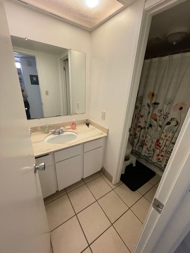 Building Photo - Spacious Ground Level 2 Bedroom 1 Bath