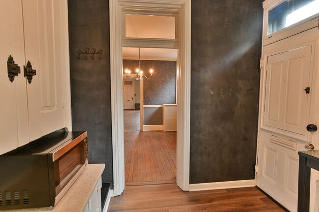 Building Photo - Charming 3 Bedroom on Verbeke St w Off Str...