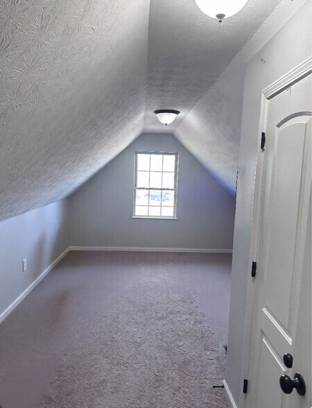 Building Photo - 9704 Pebble Ct