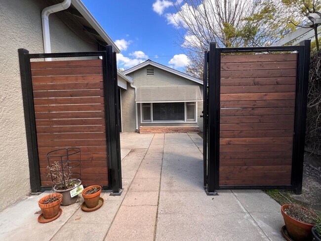 Primary Photo - 520-520 Sycamore Ave