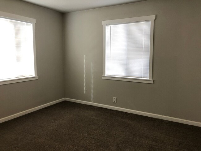 Building Photo - Cozy Home!!