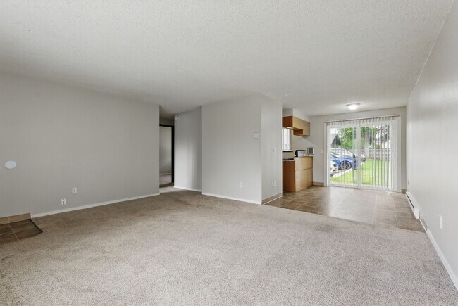 Building Photo - Comfort & Convenience in the Heart of Lents!