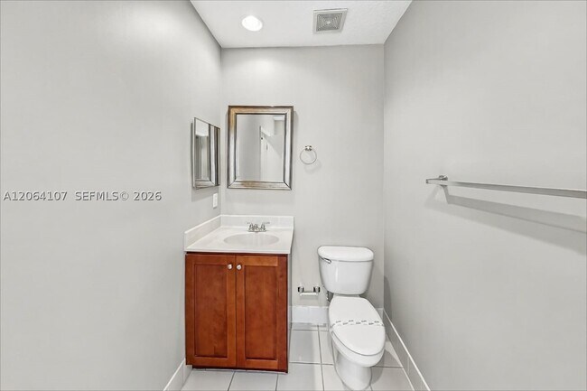 Building Photo - 1250 W Magnolia Cir