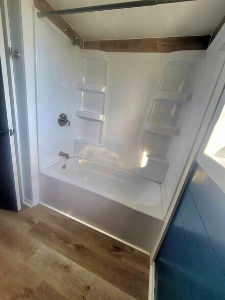 Bath Tub - 5122 W Gladys Ave