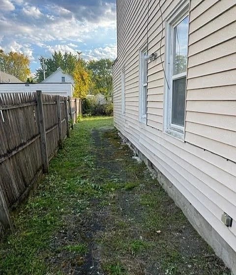 Building Photo - 10 Leversee Ave