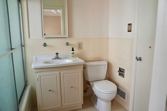 Building Photo - Charming & Spacious 3BR/2BA Lower-Level Home in Prime Baywood Location