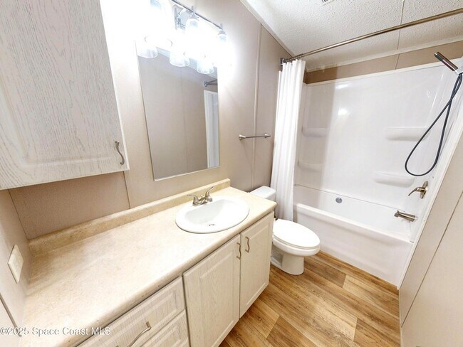 Building Photo - 709 Lark Dr