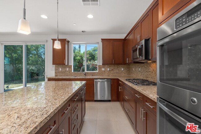 Building Photo - 17053 Cantlay St