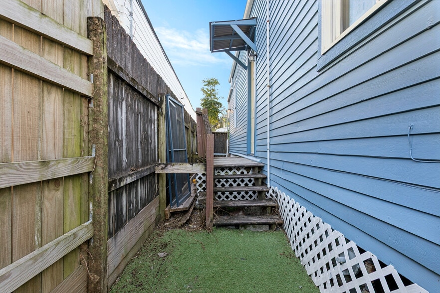 Building Photo - 2622 Annunciation St