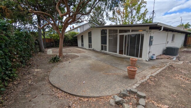 Building Photo - 1076 Oaktree Dr