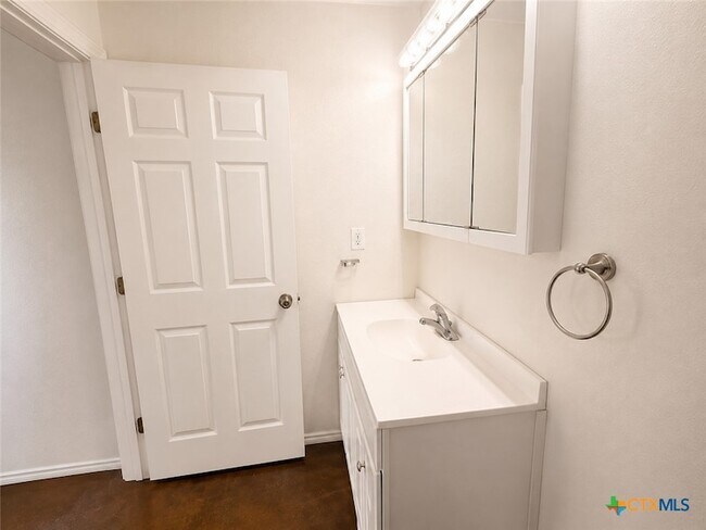 Building Photo - 661 W Austin St