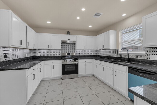 Building Photo - 2818 Piney Lake Ct