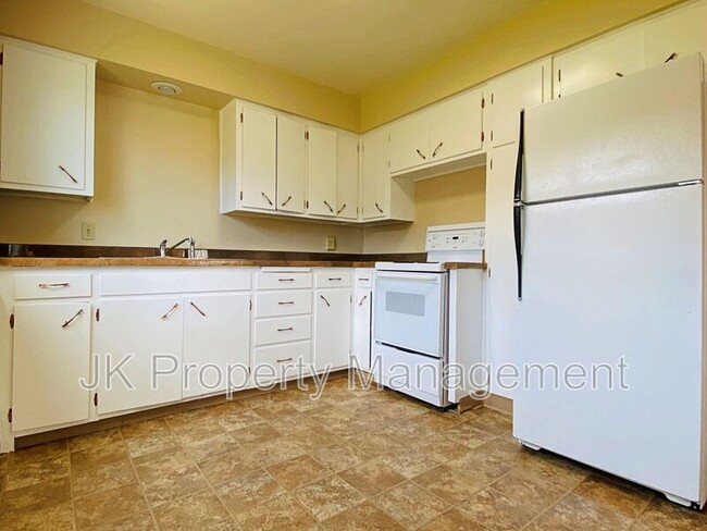 Building Photo - 2100 4th St NE