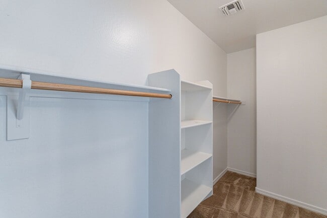 Building Photo - Spacious 4 Bed 2.5 Ba in Gated Community