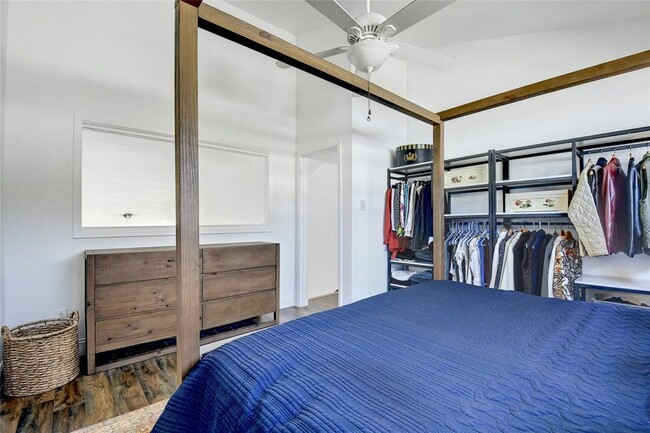 Building Photo - 1818 S Lakeshore Blvd