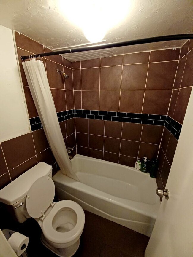 Building Photo - Nice Private Guy Room Downtown