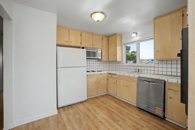 Building Photo - Rare 3 Bed, 2 Bath Home in Upper Seaside Cul-de-Sac with Spacious Yard