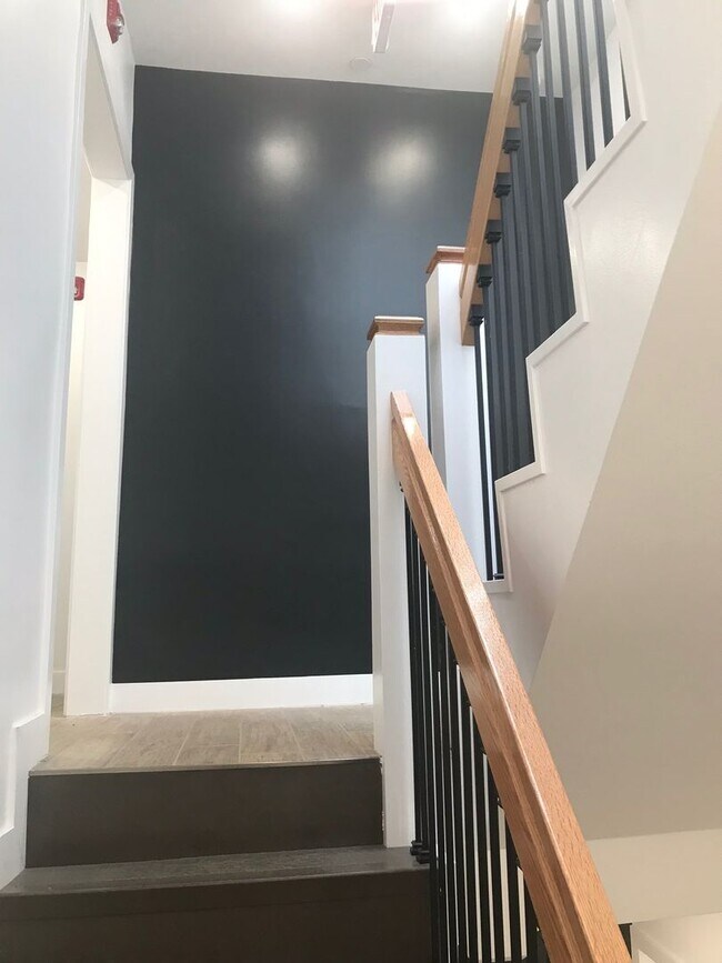 Building Photo - CHELSEA/BOSTON LUXURY STUDIO STEPS TO SILV...