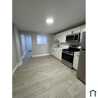 Building Photo - 1 Bedroom Plus Den House