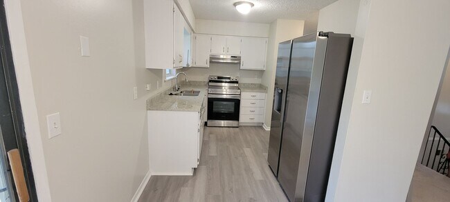 Building Photo - Beautiful three bedroom with fenced in yard