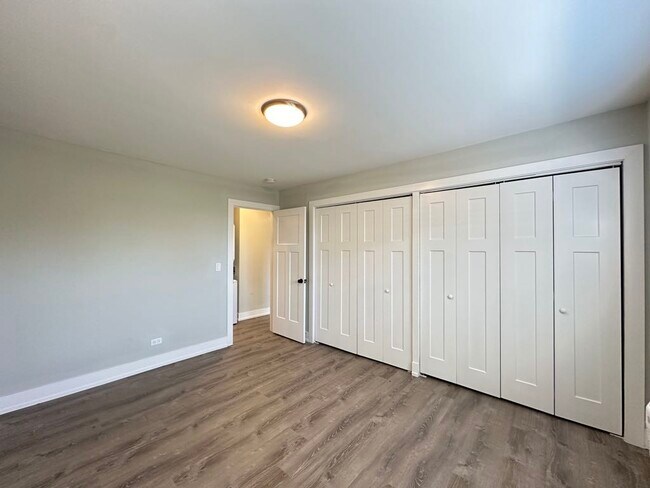 Building Photo - 533 W Surf St