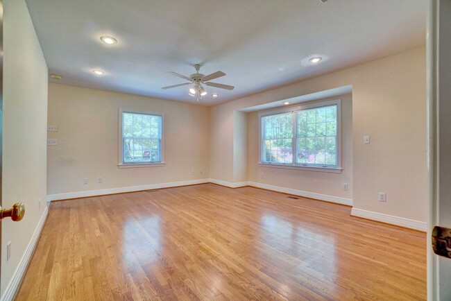 Building Photo - Waterfront Home on 1 Acre Treed Lot, 4/2 +...
