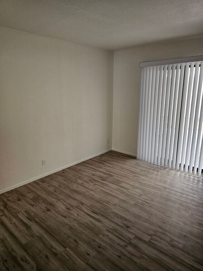 Building Photo - Unfurnished Long Term