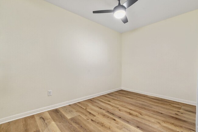 Building Photo - FULLY FURNISHED 3/3 Townhome in Bobcat Vil...