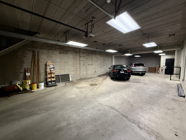 Building Photo - 1750 W North Ave