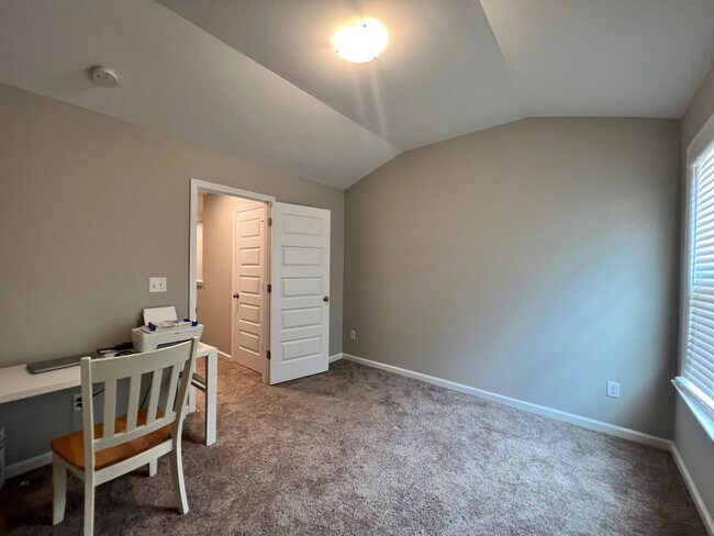 Building Photo - 3BR/2.5 BATH Townhome with Garage & Fenced...