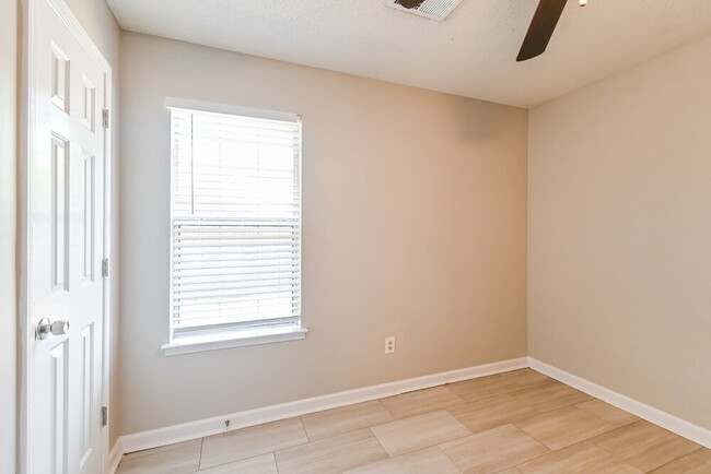 Building Photo - 8519 Cross Point Dr