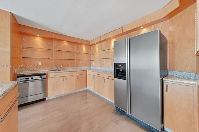 Building Photo - 6423 Collins Ave
