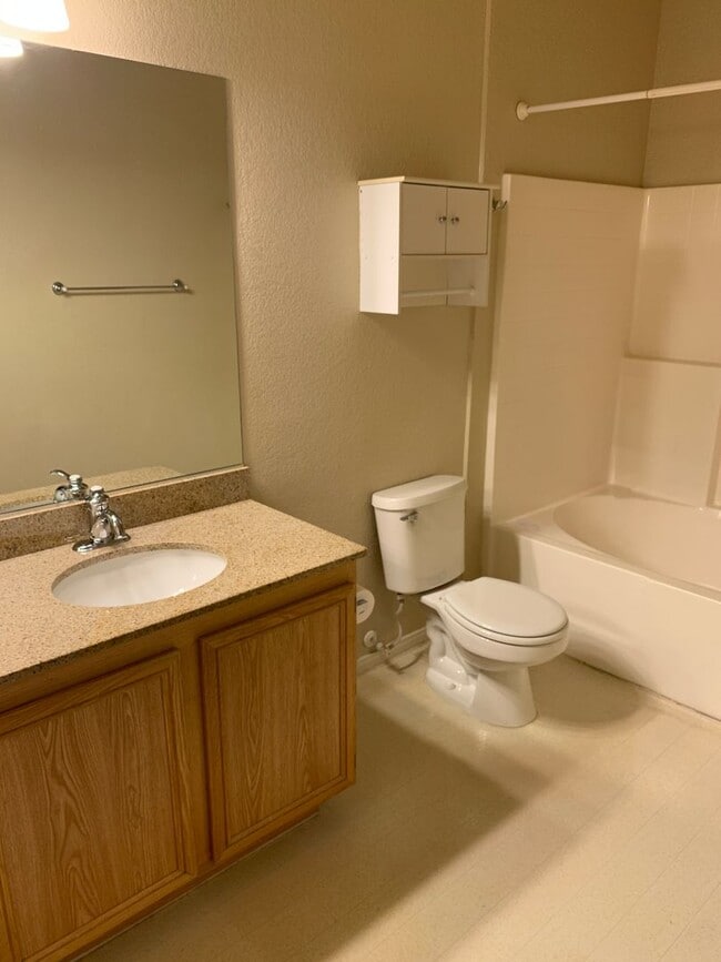 Building Photo - Gated Condo - One bedroom Upstairs  - Comm...