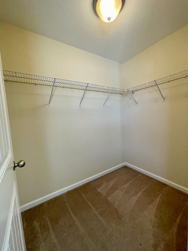 Building Photo - 5 Bedroom/3 Bath home with Garage in Tiger...