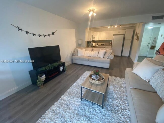 Building Photo - 721 N Pine Island Rd